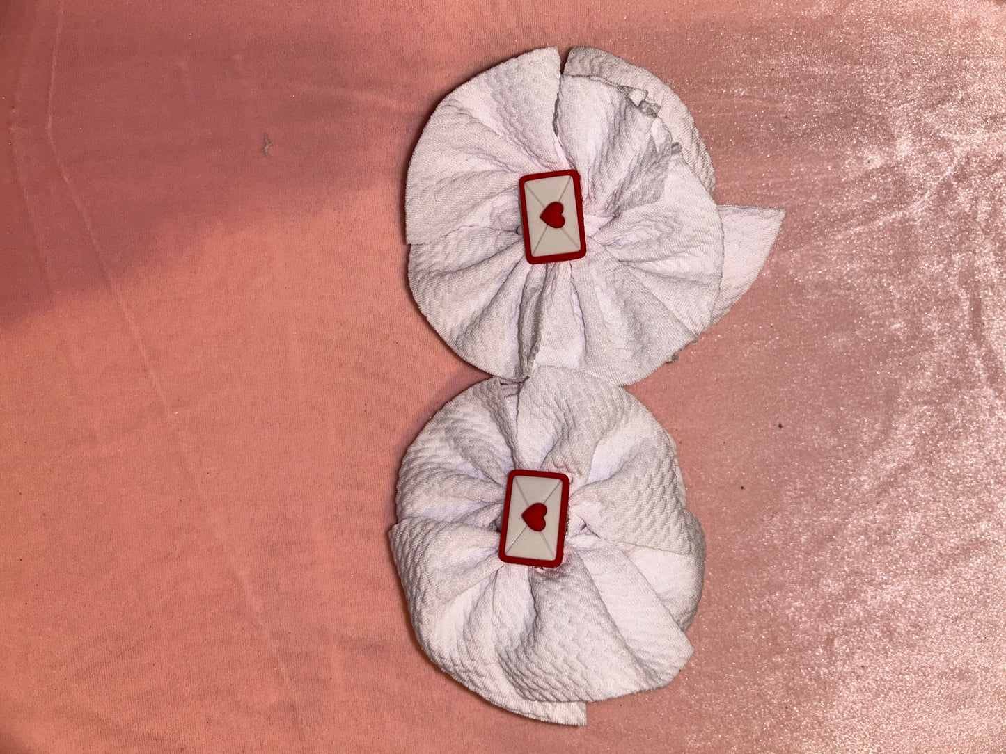 3 inch White shredded Valentine’s Day piggies with envelopes